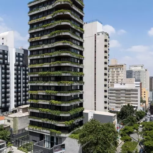 Address Jardins w São Paulo. Falująca wieża od aflalo/gasperini arquitetos wyrastająca pośród drzew dzielnicy Jardins.