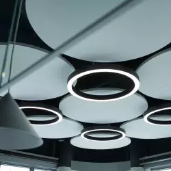 Laserowa precyzja montażu sufitów wolnowiszących Ecophon w nowej siedzibie EMT-Systems