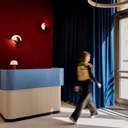 B&B HOTEL Wrocław Old Town w ikonicznym budynku Wrocławia. Wnętrza projektu AKA Studio inspirowane nowojorskimi wieżowcami lat 30. XX wieku