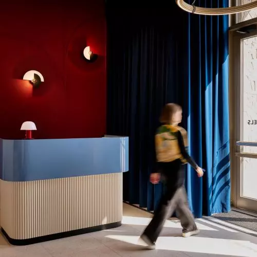 B&B HOTEL Wrocław Old Town w ikonicznym budynku Wrocławia. Wnętrza projektu AKA Studio inspirowane nowojorskimi wieżowcami lat 30. XX wieku