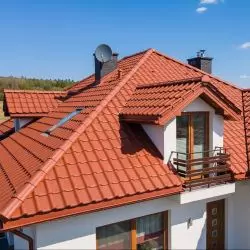 Naturalna czerwień dachówki ceramicznej swissporTON, która starzeje się z godnością i żyje w pełnej harmonii z otaczającą naturą