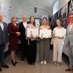 laureatki konkursu wraz z jury