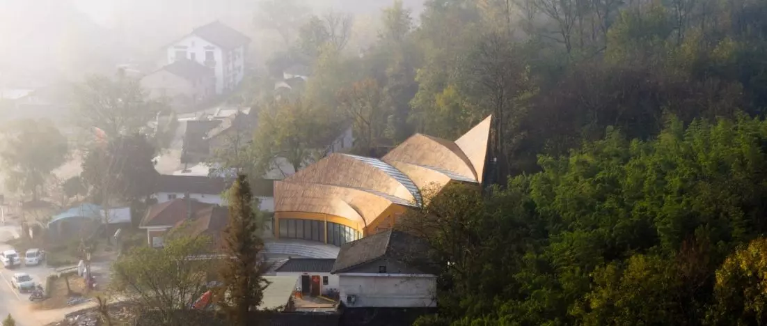 Carpenter's Home w Xinyang. Primary Architects wpisują drewniany warsztat w krajobraz wsi
