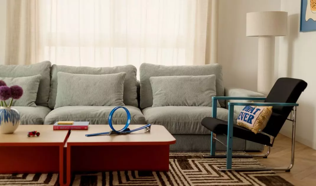 Rodzinne mieszkanie od Furora Studio łączy dziecięcą energię, kolor i dopracowany design.
