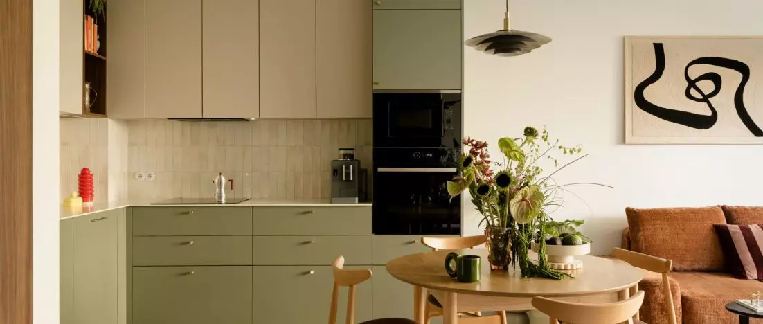 Mid-century w krakowskim wydaniu. Mieszkanie od Nona Studio z zieloną kuchnią