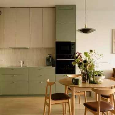 Krakowskie mieszkanie od Nona Studio łączy zieloną kuchnię, ciepłe drewno i klimat mid-century z funkcjonalnością potrzebną na co dzień