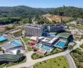 Masowa turystyka w hotelach nie musi być głośna. W tym resorcie w Serbii zadbano o przyjazną akustykę
