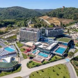 Masowa turystyka w hotelach nie musi być głośna. W tym resorcie w Serbii zadbano o przyjazną akustykę