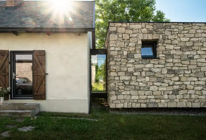 Dom w Paarach projektu NOKE Architects łączy prostotę wiejskiej zabudowy z bardzo współczesnym podejściem do materiałów, światła i codziennego życia blisko natury.