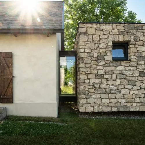 Stara stajnia zmieniła się w dom na Roztoczu. NOKE Architects stawiają na kamień, drewno i ciszę