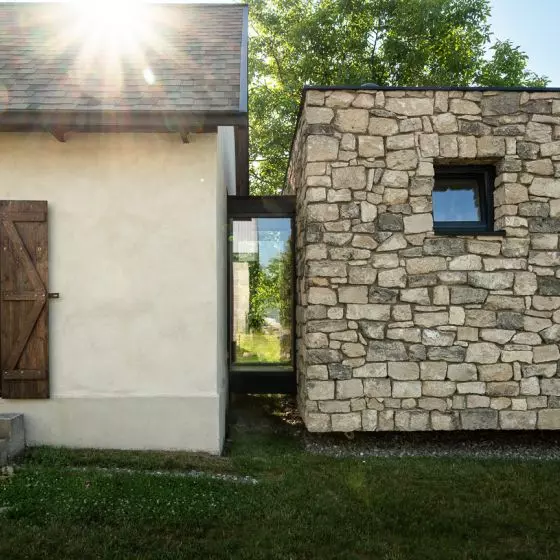 Dom w Paarach projektu NOKE Architects łączy prostotę wiejskiej zabudowy z bardzo współczesnym podejściem do materiałów, światła i codziennego życia blisko natury.
