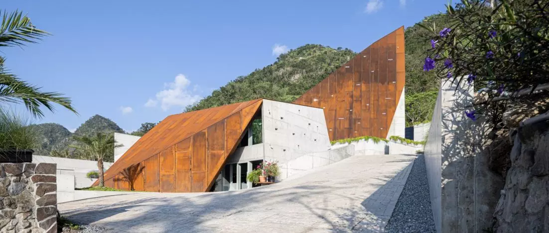 Paul Chiang Art Center w Taitung. Behet Bondzio Lin Architekten projektują rdzewiejącą rzeźbę nad Pacyfikiem