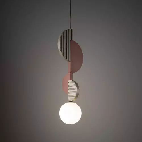 Lampy Drops Color to połączenie geometrycznych elementów, wykonanych ze sklejki o kolorowym wybarwieniu.