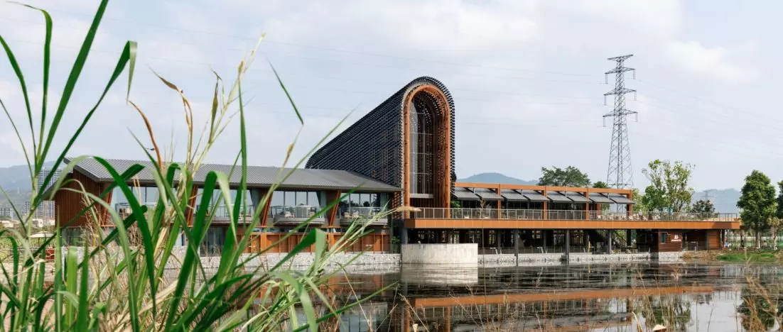 Zhuhai Chillong Dreamland Barn Restaurant w Zhuhai. SHUISHI wpisuje restaurację w pola ryżowe