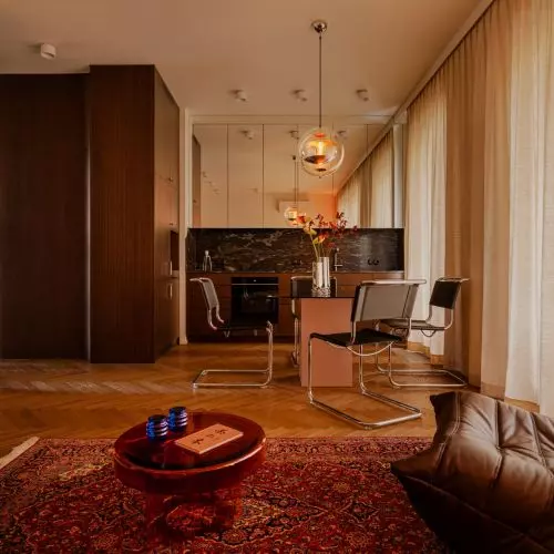 Apartament na Powiślu projektu bo/sko. Bordo, czekoladowe drewno i wnętrze z charakterem