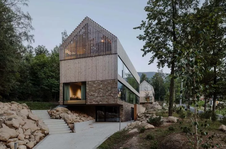 „Górskie schronisko” z nowoczesnym sznytem. Pensjonat w Karpaczu projektu Studio de.materia