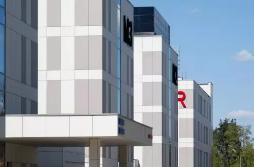 Architektura zakorzeniona w materiale. Potencjał włókno-cementu na dachach i elewacjach
