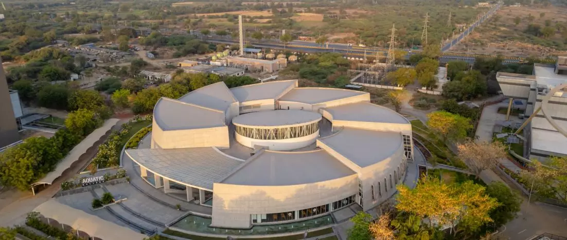 Aquatic Gallery w Ahmedabadzie. INI Design Studio zamknęło podwodny świat w spiralnej bryle