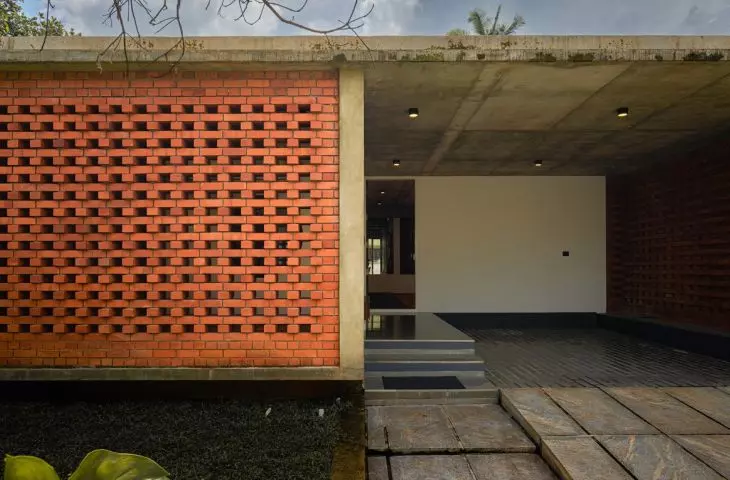 Dom za ceglaną zasłoną. LIJO.RENY.architects tworzą prywatną oazę w Kerali