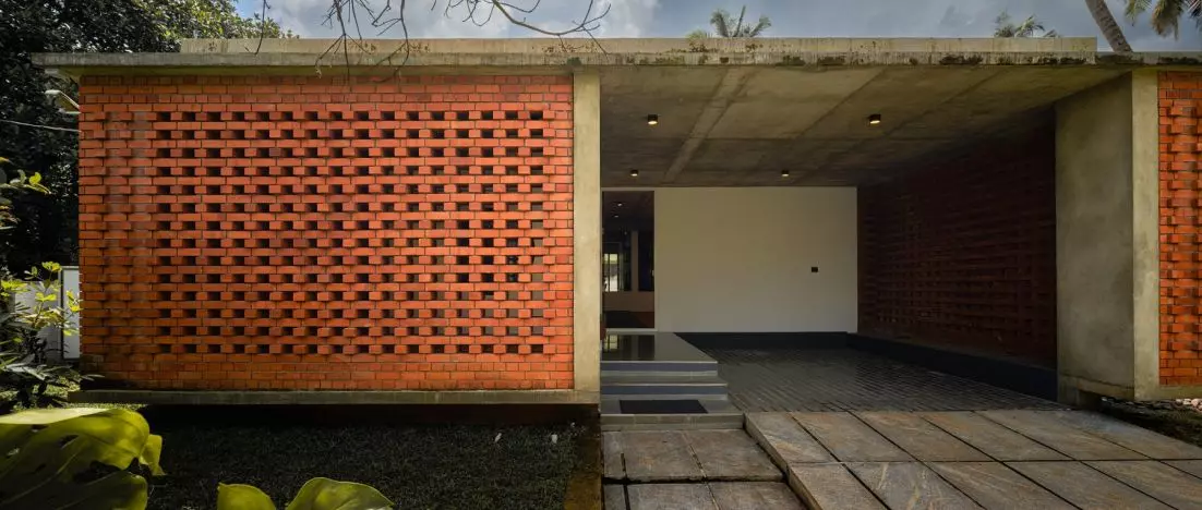 Dom za ceglaną zasłoną. LIJO.RENY.architects tworzą prywatną oazę w Kerali
