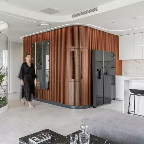 Apartament z palmiarnią w Warszawie. AMJ Studio wpisuje tropikalną zieleń w minimalistyczne wnętrze