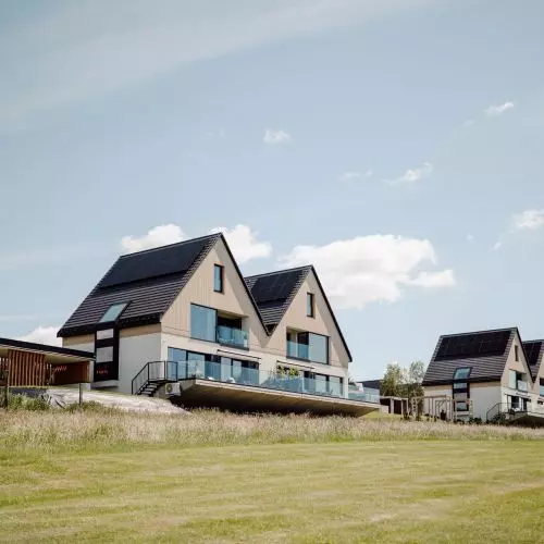 Panoramalake nad Jeziorem Czorsztyńskim. Domy, które przywracają architekturę zatopionej wsi