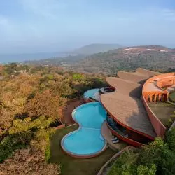Crest Nine w Anjarle projektu Sanjay Puri Architects