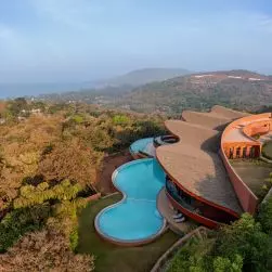 Crest Nine w Anjarle projektu Sanjay Puri Architects