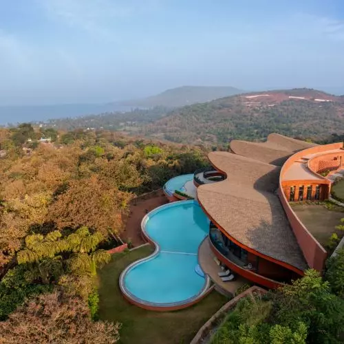 Ukryte w zboczu, otwarte na morze. Crest Nine w Anjarle projektu Sanjay Puri Architects