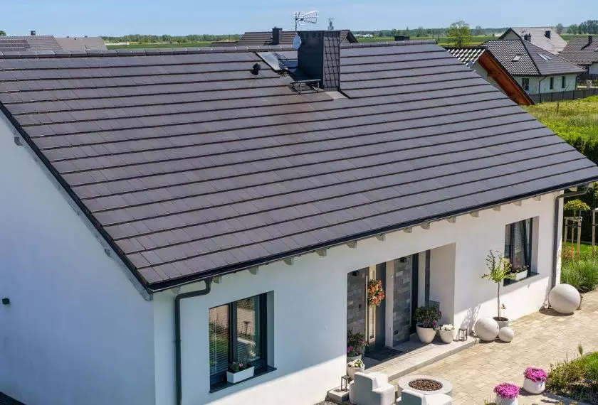 100 m² szczęścia. Dlaczego mały dom to dziś duży trend – i jaki dach do niego pasuje