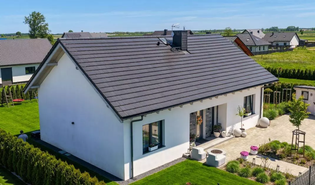 100 m² szczęścia. Dlaczego mały dom to dziś duży trend – i jaki dach do niego pasuje