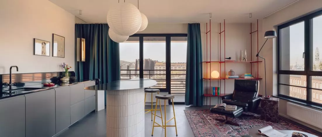 Stal, czerwień i widok na stocznię. Apartament Doki w Gdańsku projektu Marta Jemioł Concept