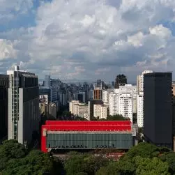 Edifício Pietro Maria Bardi w São Paulo projektu METRO Arquitetos