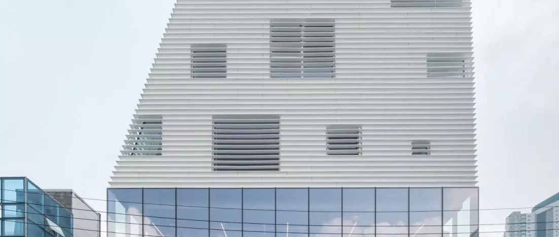 Biały monolit, który wciąga miasto pod ziemię. Hapjeong Artplex w Seulu projektu NOTNOT Architects