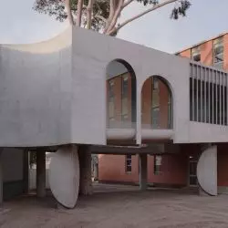 Flyover w Marcellin College w Melbourne w Australii projektu Farrell+Wray