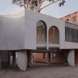 Flyover w Marcellin College w Melbourne w Australii projektu Farrell+Wray