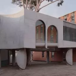 Flyover w Marcellin College w Melbourne w Australii projektu Farrell+Wray