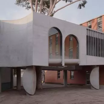 Flyover w Marcellin College w Melbourne w Australii projektu Farrell+Wray