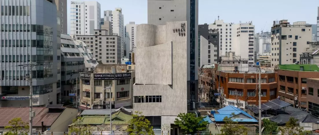 Miejski azyl zamknięty w betonowej skorupie. Urban Egg w Busan