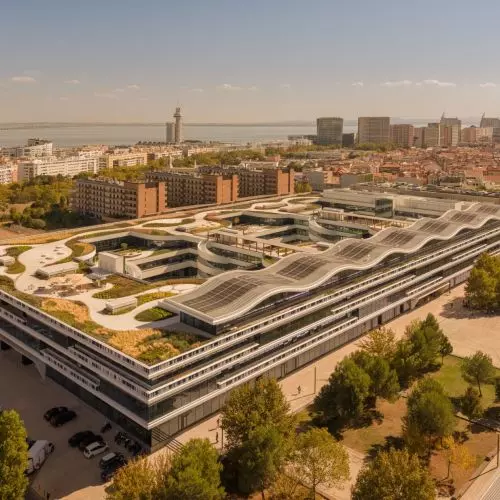 Niedokończone centrum handlowe zamienione w zielony kampus. Oriente Green Campus w Lizbonie projektu KPF i S+A