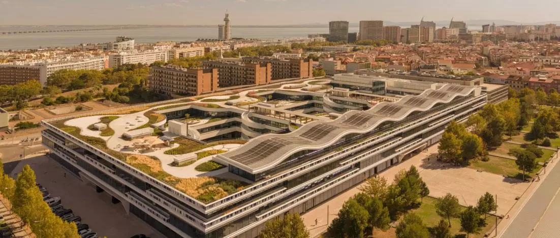 Niedokończone centrum handlowe zamienione w zielony kampus. Oriente Green Campus w Lizbonie projektu KPF i S+A