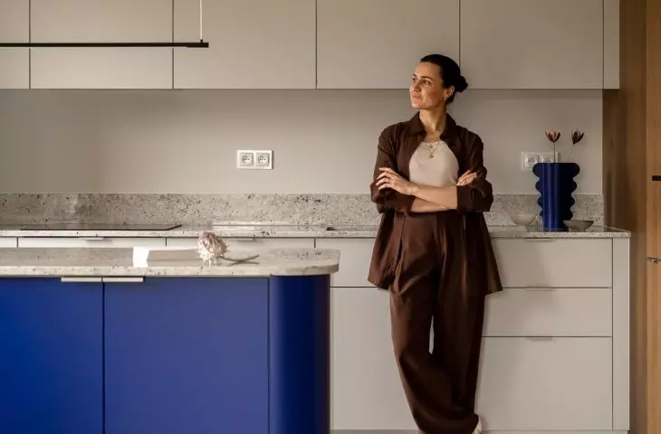Kobaltowa wyspa i granatowy sufit. Pełne koloru mieszkanie w Krakowie od KREPA design