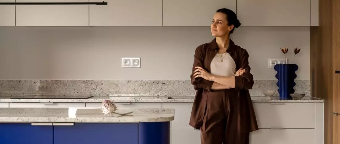 Kobaltowa wyspa i granatowy sufit. Pełne koloru mieszkanie w Krakowie od KREPA design