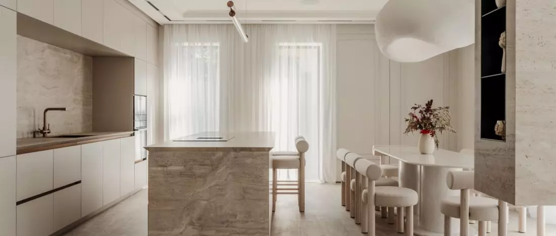 Pałacowa elegancja w duchu minimalizmu. Poroda House w Kijowie projektu MAKHNO Studio