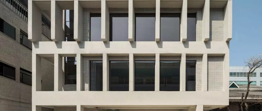 Przebudowa zamiast rozbiórki. HOURS Building w Seulu projektu See Architects