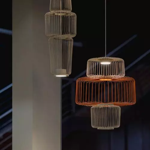 Nome to ażurowe lampy, które przyciągają uwagę lekką formą oraz subtelną grą światła i cienia.