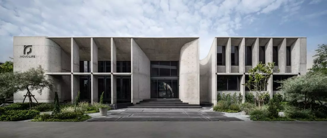 Biuro, w którym deszcz staje się częścią architektury. Novolife HQ w Bangkoku projektu Studio Krubka