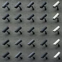 Rytmiczna kompozycja kamer CCTV na ceglanym murze