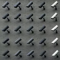 Rytmiczna kompozycja kamer CCTV na ceglanym murze
