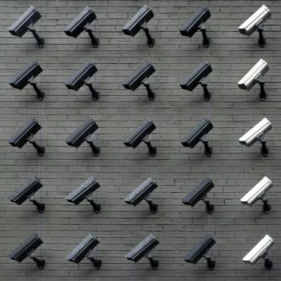 Rytmiczna kompozycja kamer CCTV na ceglanym murze